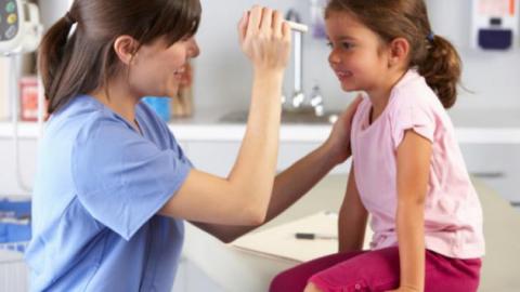 Paediatrician examining her patient © Thinkstock